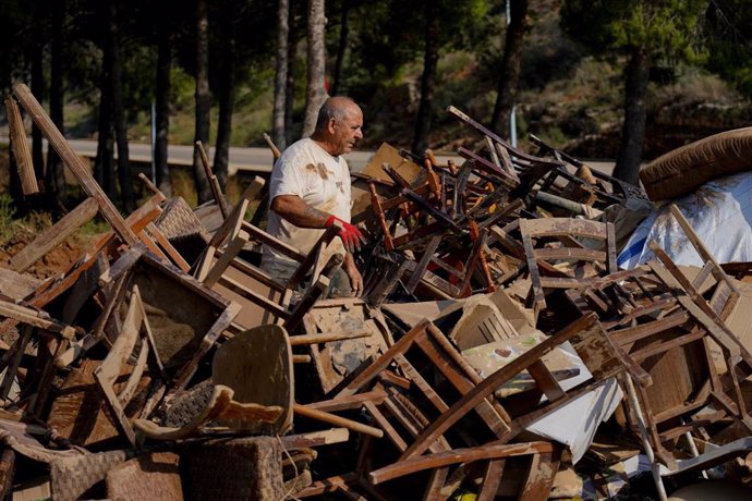 Un hombre entre mobiliario afectado tras el paso de la DANA, a 6 de noviembre de 2024, en Pedralba, Valencia, Comunidad Valenciana (España).