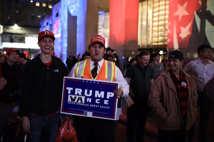 Simpatizantes de Donald Trump celebran la victoria en Nueva York