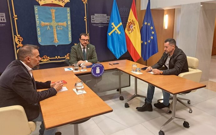 El presidente del Principado, Adrián Barbón, se reúne con el secretario general de UGT Asturias, Javier Fernández Lanero y con el secretario general de CCOO de Asturias, José Manuel Zapico