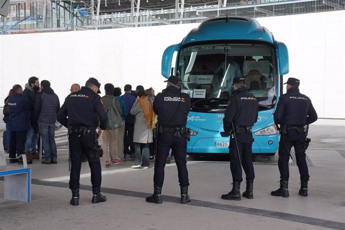 Archivo - Varios agentes de Policía Nacional delante de una guagua durante una huelga del transporte de viajeros,