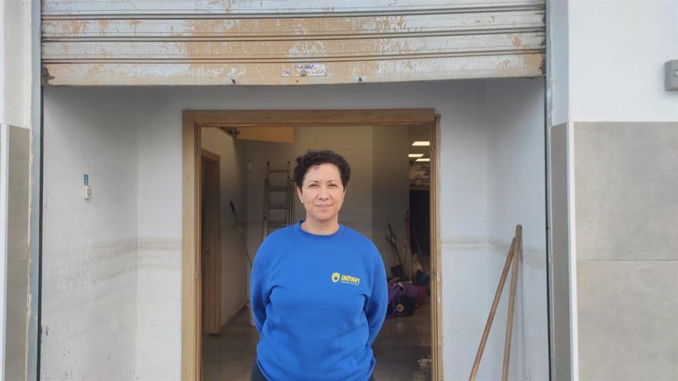 La delegada de Inpavi Valencia y Alicante, Zulma Castellanos, a las puertas del local que la ONG emplea en La Torre, en Valncia
