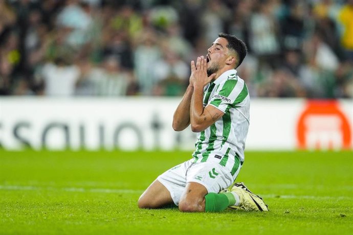 El jugador bético Pablo Fornals se lamenta durante la segunda jornada de la Conference League contra el FC Copenhague.