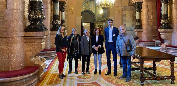 La diputada Natàlia Fabian con los letrados de Vosseler Abogados Leire López y Lluís Domingo, y Laureana Cervera, Lidia Jiménez y Joaquim Gràcia, presidenta, tesorera y secretario de la Apigf