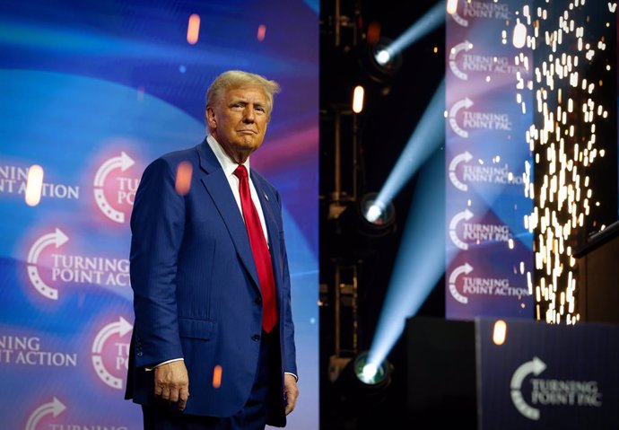 23 October 2024, US, Duluth: ormer US President and Republican presidential candidate Donald Trump is surrounded by sparks from a pyrotechnics display as he greets massive crowd of supporters at Gas South Arena. Photo: Robin Rayne/ZUMA Press Wire/dpa