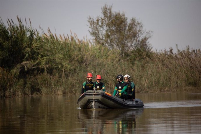 Imagen de efectivos de la Guardia Civil en búsqueda de desaparecidos en el lago de l'Albufera de València.  