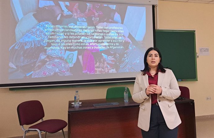 La activista y periodista afgana Khadija Amin durante su conferencia en la Universidad de Jaén.