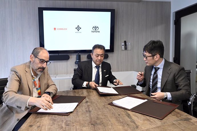 Codelco acuerda con Toyota y Mitsui explorar la descarbonización en sus operaciones mineras