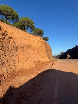 La A-421, entre Adamuz y Villafranca de Córdoba, ya se ha reabierto al tráfico, tras ser retiradas de la calzada las rocas caídas desde el talud (izda.), en cuya estabilización aún se trabaja.