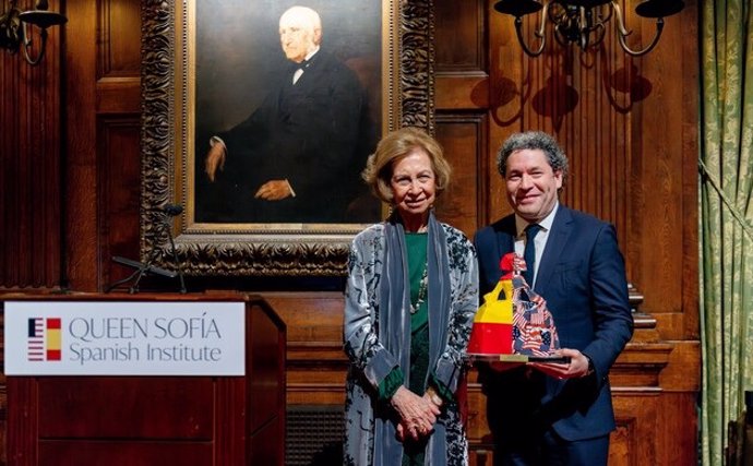 Su Majestad la Reina Sofía hizo entrega del Premio Sofía a la excelencia al músico Gustavo Dudamel.