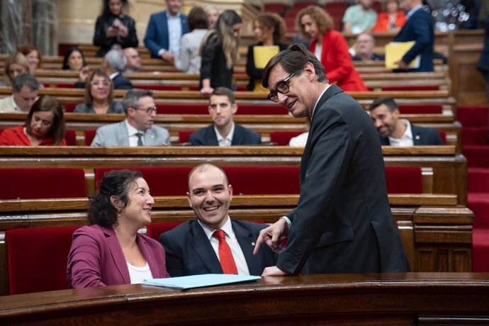 (I-D)  La consellera de Economía, Alícia Romero; el conseller de Presidencia, Albert Dalmau; y el presidente de la Generalitat de Catalunya, Salvador Illa, en un pleno del Parlament