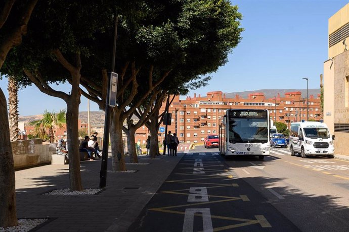 Archivo - Un autobús urbano de Almería cerca de la parada del Hospital Universitario Torrecárdenas.