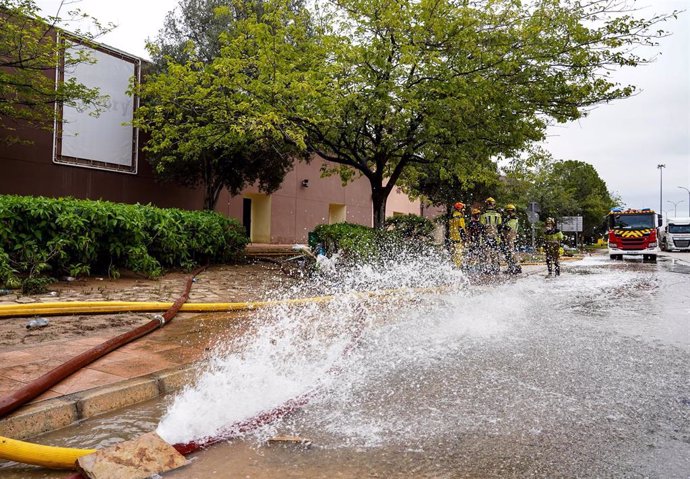 Agua de las mangueras de los bomberos en las inmediaciones del centro comercial Bonaire