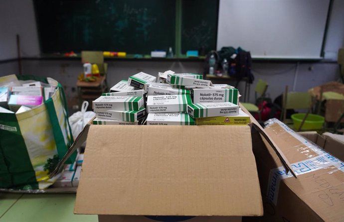 Cajas de medicamentos en un instituto habilitado como centro sanitario en Sedavi, Valencia.