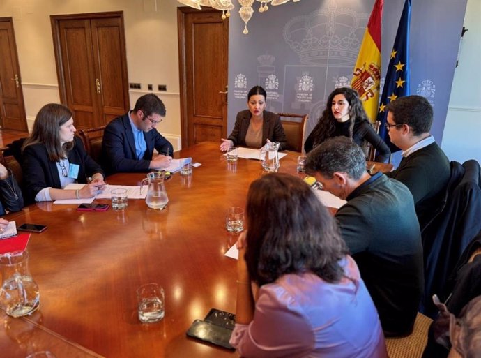 Reunión de la ministra de Juventud con organizaciones de infancia.