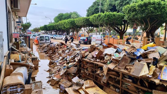 Libros de una biblioteca destrozada en los pueblos afectados por la DANA