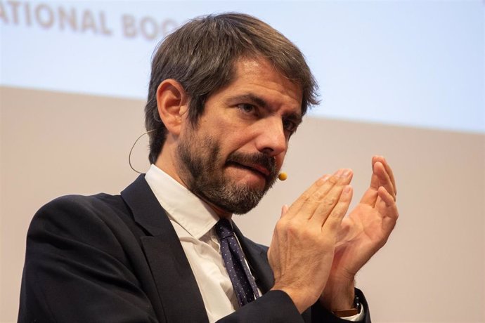 El ministro de Cultura, Ernest Urtasun, durante la presentación del programa literario y cultural de 'España País Invitado de Honor', en la Biblioteca Nacional de España,  a 21 de octubre de 2024, en Madrid (España). El programa presentado por el Minister