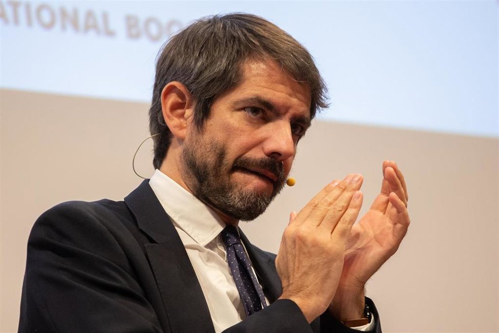 El ministro de Cultura, Ernest Urtasun, durante la presentación del programa literario y cultural de 'España País Invitado de Honor', en la Biblioteca Nacional de España, a 21 de octubre de 2024, en Madrid (España). El programa presentado por el Minist