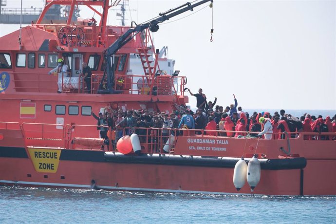 Archivo - El barco Guardamar Talia de Salvamento Marítimo traslada alrededor de 180 personas a Puerto del Rosario