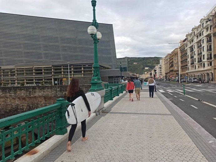 Archivo - Puente del Kursaal en San Sebastián