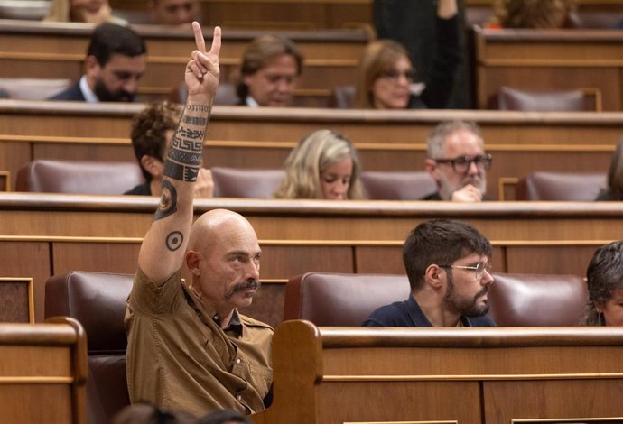 Archivo - El diputado de Sumar, Txema Guijarro (i), durante una sesión plenaria, en el Congreso de los Diputados, a 27 de junio de 2024, en Madrid (España). 