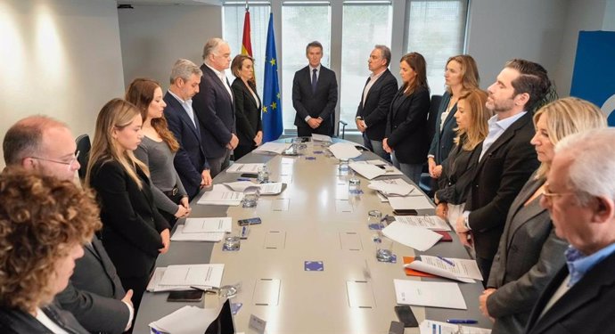 El líder del PP, Alberto Núñez Feijóo, y su comité de dirección guarda un minuto de silencio por las víctimas de la DANA.