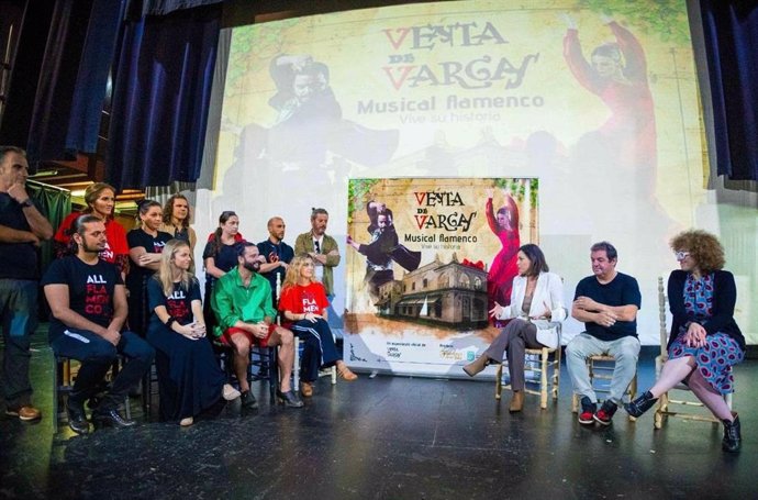 La alcaldesa de San Fernando (Cádiz), Patricia Cavada, y la concejala de Cultura, Pepa Pacheco, en una visita al elenco de artistas de 'Venta de Vargas. Musical Flamenco'  durante el ensayo general