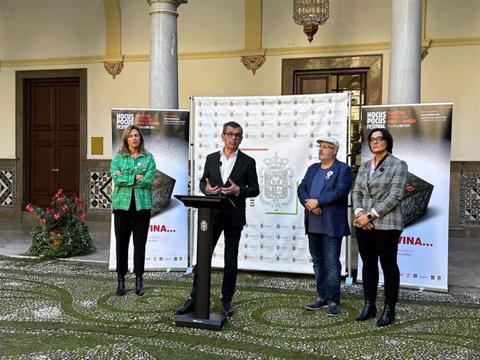 La responsable de Fundación Caja Rural, Poli Servián, el edil de Cultura de Granada, Juan Ramón Ferreira, el director de Hocus Pocus, Miguel Puga, y la delegada de Desarrollo Educativo de la Junta en la provincia, María José Martín, de izquierda a derecha