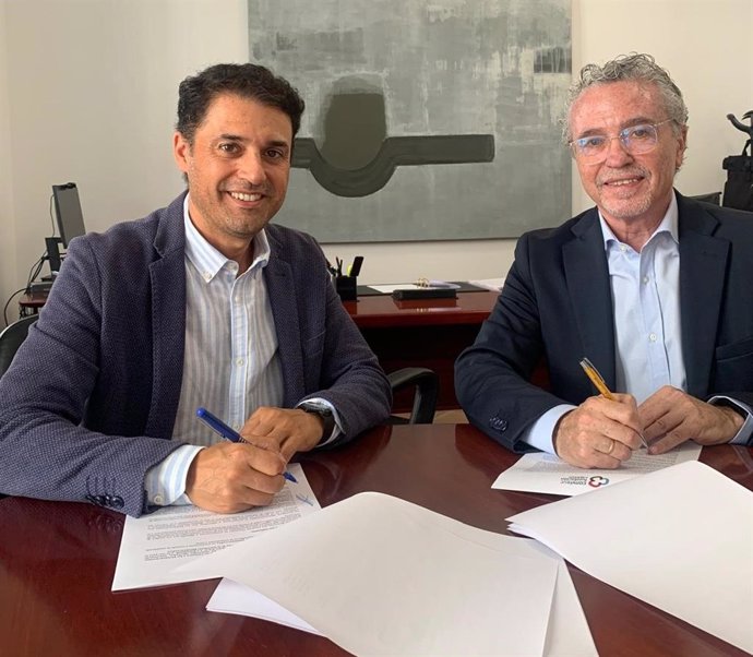 Leopoldo Izquierdo y Blas García, durante la firma del convenio.