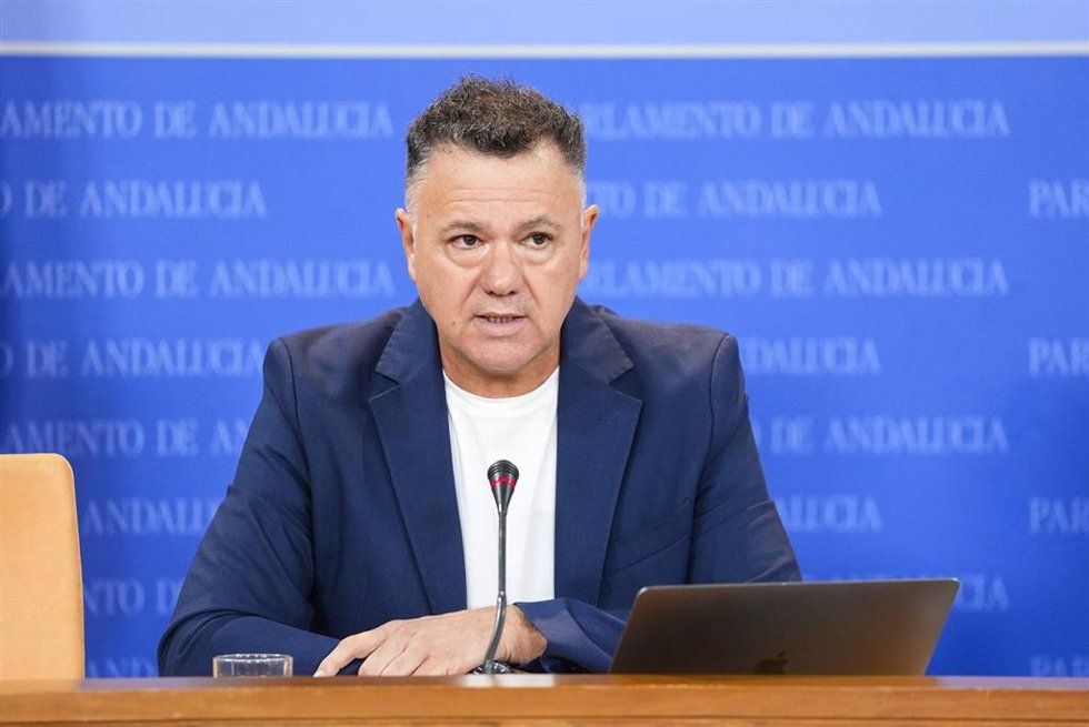 Archivo - El portavoz adjunto del Grupo Por Andalucía, Juan Antonio Delgado, en rueda de prensa en el Parlamento. (Foto de archivo).