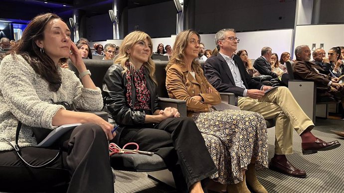 La directora general de fundación círculo, Laura Sebastián, la gerente de servicios sociales de Burgos, María, Antonia Paniego, la gerente de servicios sociales de Castilla y León, Esperanza Vázquez, y el presidente de Fundación Círculo, Emilio de Domingo