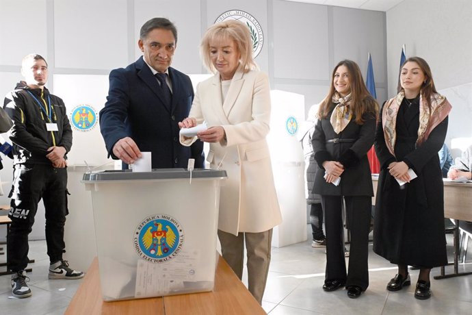 CHISINAU, Nov. 3, 2024  -- Presidential candidate Alexandr Stoianoglo (1st L, front) casts his ballot during the presidential runoff at a polling station in Chisinau, Moldova, Nov. 3, 2024. Moldova's presidential runoff is underway on Sunday, with incumbe