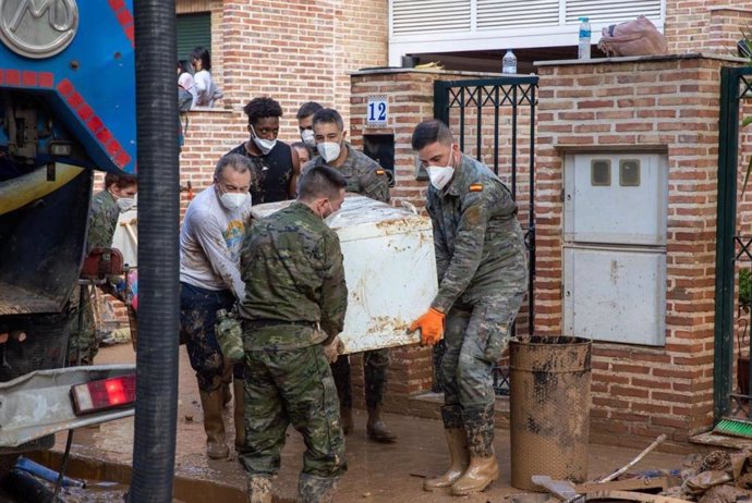 Guardia real participa en el operativo tras la DANA