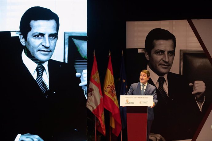 El presidente de la Junta, Alfonso Fernández Mañueco, durante la jornada sobre los diez años del fallecimiento de Adolfo Suárez, en el salón de actos de la UCAV