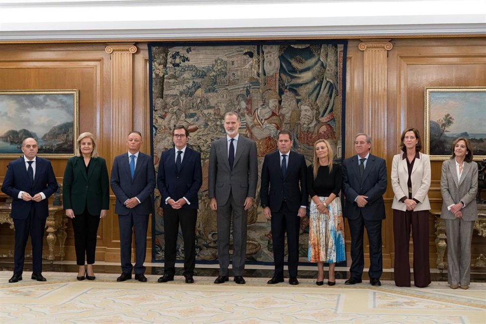 El Rey Felipe VI (5i) recibe en audiencia a la Confederación Española de Organizaciones Empresariales (CEOE), con la Confederación Empresarial de la Comunidad Valenciana (CEV), Confederación Regional de Empresarios de Castilla-La Mancha (CECAM), CEPYME,