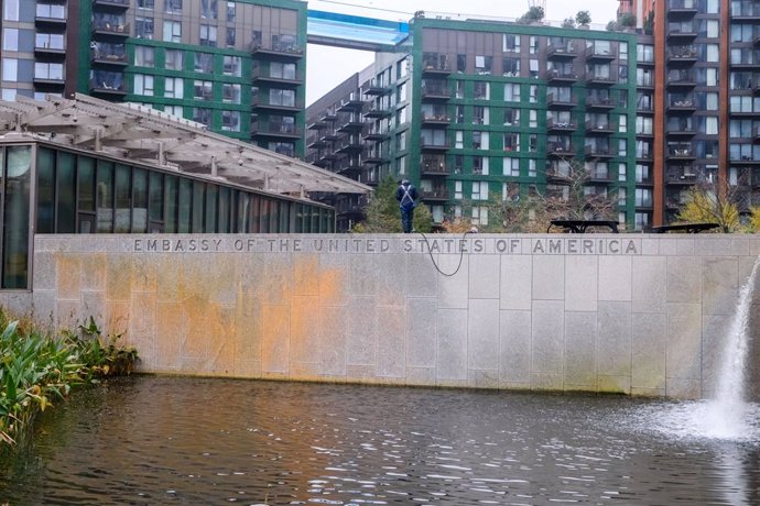 November 6, 2024: Workers clean orange paint sprayed on part of the US Embassy next to Anti American and pro Palestine encampment opposite the US Embassy in London..Where: London, United Kingdom.When: 06 Nov 2024.Credit: Matthew Chattle/Cover Images