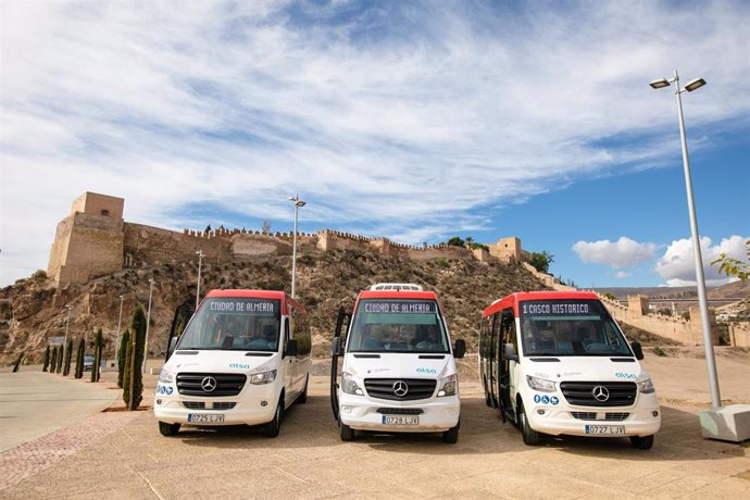 Archivo - Buses urbanos de Almería que recorren la línea del casco histórico.