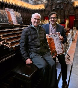 Antonio Murillo y Clemente Mata muestran, ante el coro de la Catedral de Córdoba, el cartel del ciclo de conciertos de otoño en iglesias fernadinas.