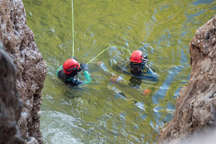 Dos guardias civiles del Grupo Especial de Actividades Subacuáticas (GEAS) trabajan en la búsqueda de desaparecidos en una zona afectada por la DANA, a 31 de octubre de 2024, en Letur, Albacete, Castilla-La Mancha (España). El dispositivo de unos 150 efec