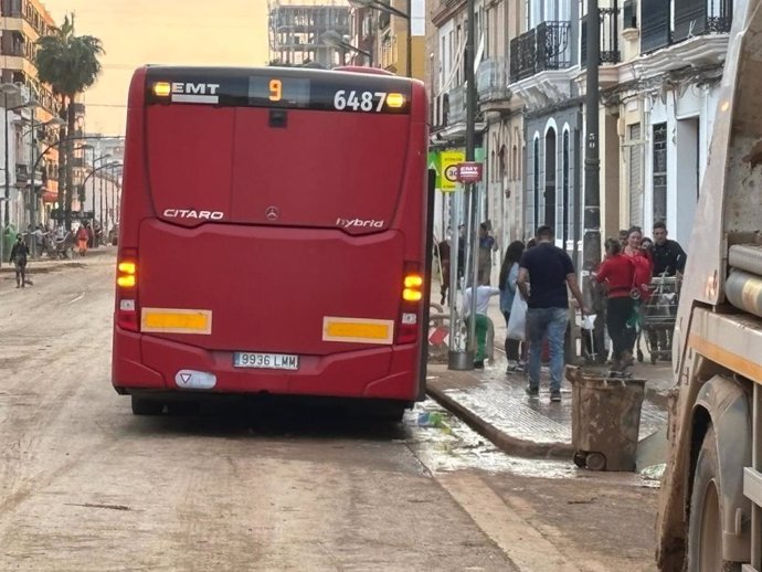 La Empresa Municipal de Transportes (EMT) de València ha restablecido parcialmente las líneas 9 y 27 en La Torre, que fue arrasado por la DANA.