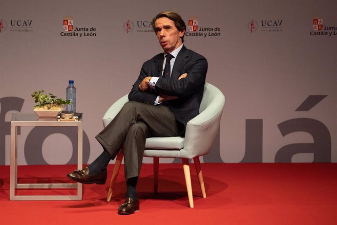 El expresidente del Gobierno, José María Aznar, durante la jornada sobre los diez años del fallecimiento de Adolfo Suárez, en el salón de actos de la UCAV, a 6 de noviembre de 2024, en Ávila.