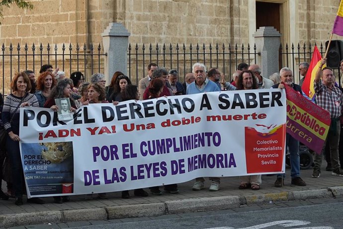 Protesta de los memorialistas ante el Parlamento de Andalucía