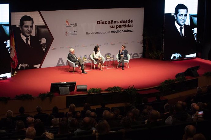 El expresidente del Gobierno, Felipe González (i) y el expresidente del Gobierno, José María Aznar (d), durante la jornada sobre los diez años del fallecimiento de Adolfo Suárez