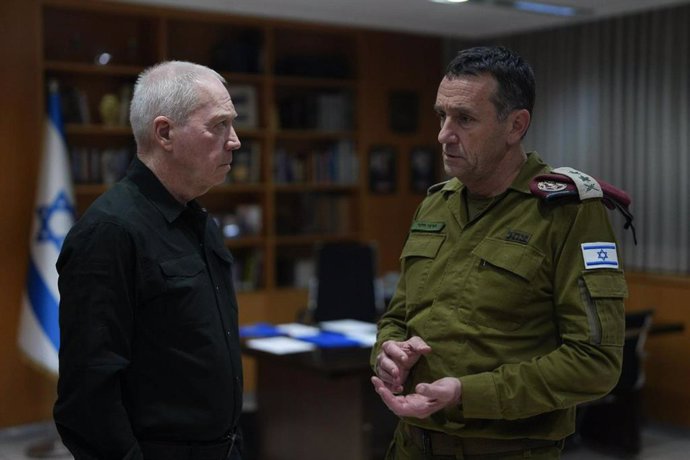 Imagen de archivo del ya exministro de Defensa, Yoav Gallant (I), junto al jefe del Estado Mayor de las Fuerzas de Defensa de Israel, Herzi Halevi (D).