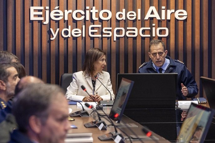 La ministra de Defensa, Margarita Robles, ha asistido esta tarde al Cuartel General del Aire y del Espacio, donde ha recibido el punto de  situación del trabajo que están realizando en Valencia sus cerca de 1.000  efectivos allí desplegados.