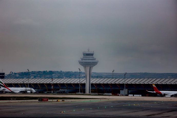 Archivo - Una torre de control del aeropuerto Adolfo Suárez Madrid-Barajas