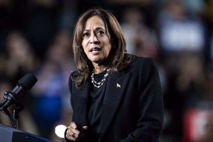 04 November 2024, US, Allentown: US Vice President Kamala Harris speaking at a rally in Memorial Hall ahead of US Presidential elections. Photo: Michael Brochstein/ZUMA Press Wire/dpa