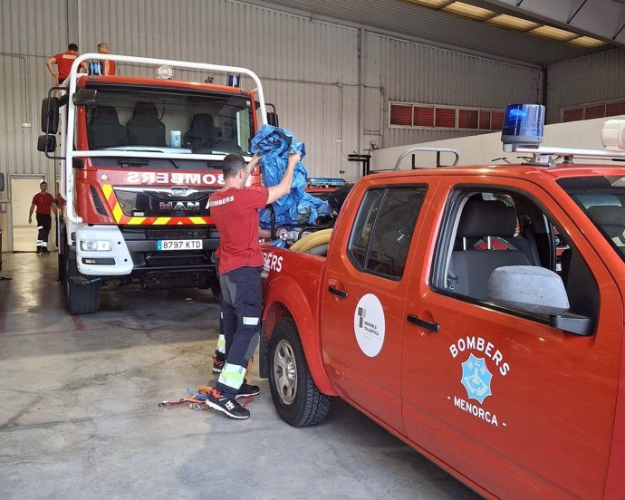 Bomberos que se incorporarán este jueves al destacamento del personal de emergencias balear para ayudar a los afectados por la DANA en Valencia.