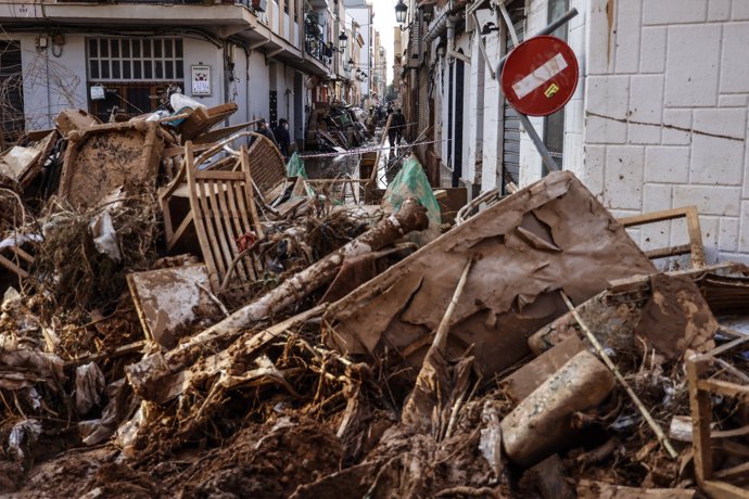 Escombros en una calle de Paiporta, a 6 de noviembre de 2024, en Paiporta, Valencia (Comunidad Valenciana). Nueve días después de que la DANA se saldase con 217 fallecidos, la mayoría en Valencia, Paiporta sigue siendo una de las zonas más afectadas.