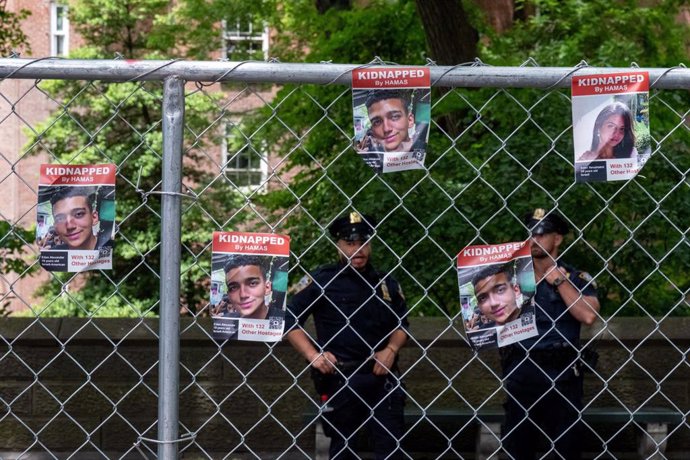 Archivo - June 2, 2024, New York, United States: NYPD officers stand guard in front of a temporary security fence installed the night before, between Central Park and Fifth Ave. The 59th Annual Israel Day parade marches up 5th Avenue along Central Park. T