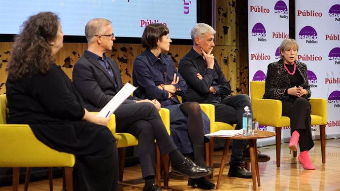 Acto  organizado por Público, con el expresidente del Senado (PSOE), Ander Gil, la portavoz del BNG, Ana Pontón, el portavoz adjunto de EH-Bildu en el Congreso, Oskar Matute, y la expresidenta del Parlament catalán, Carme Forcadell